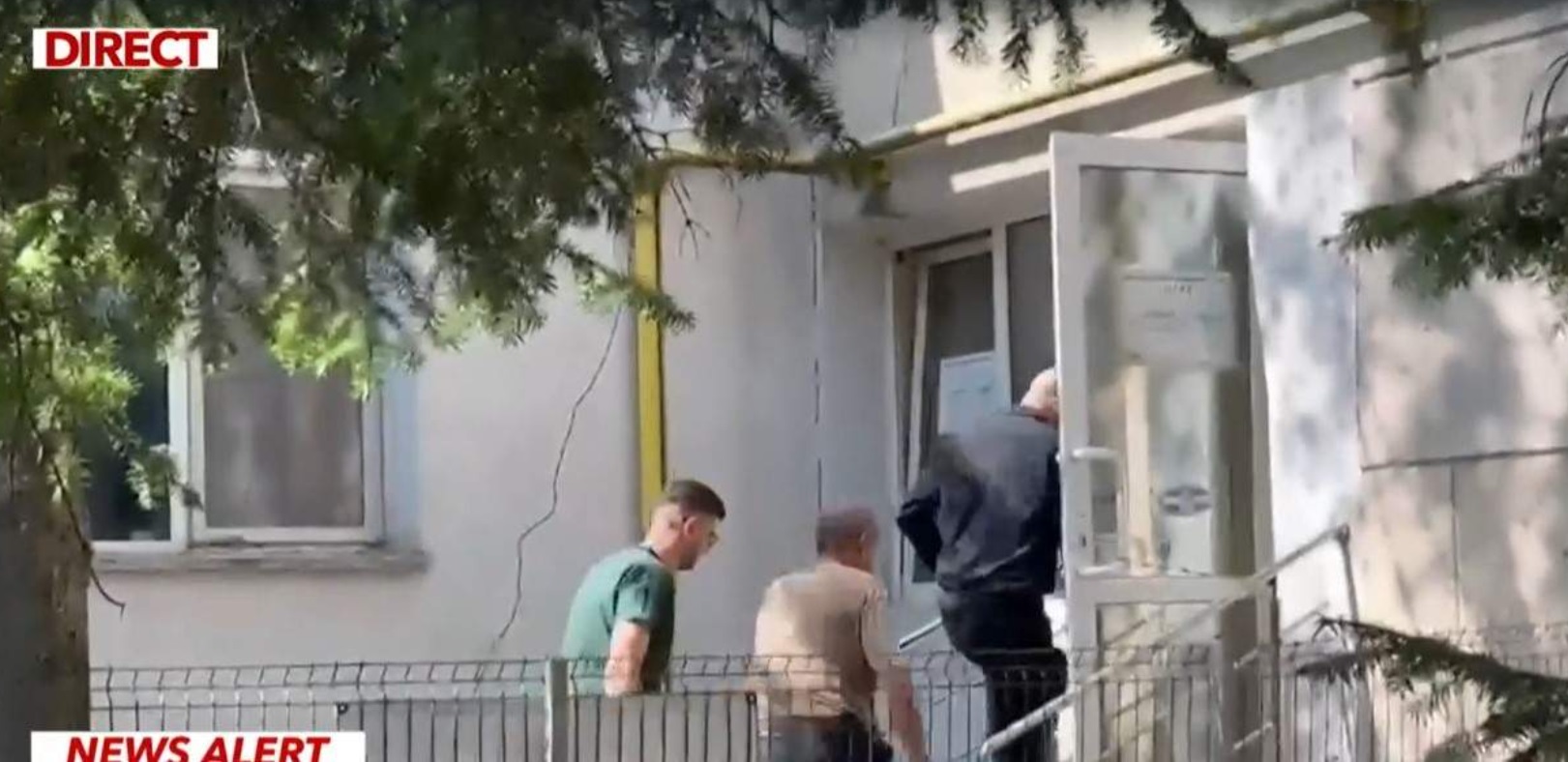 Primele imagini cu Alex Marcu după moartea Teodorei Marcu. Îmbrăcat în negru, el a mers la morgă pentru a ridica trupul neînsuflețit al soției