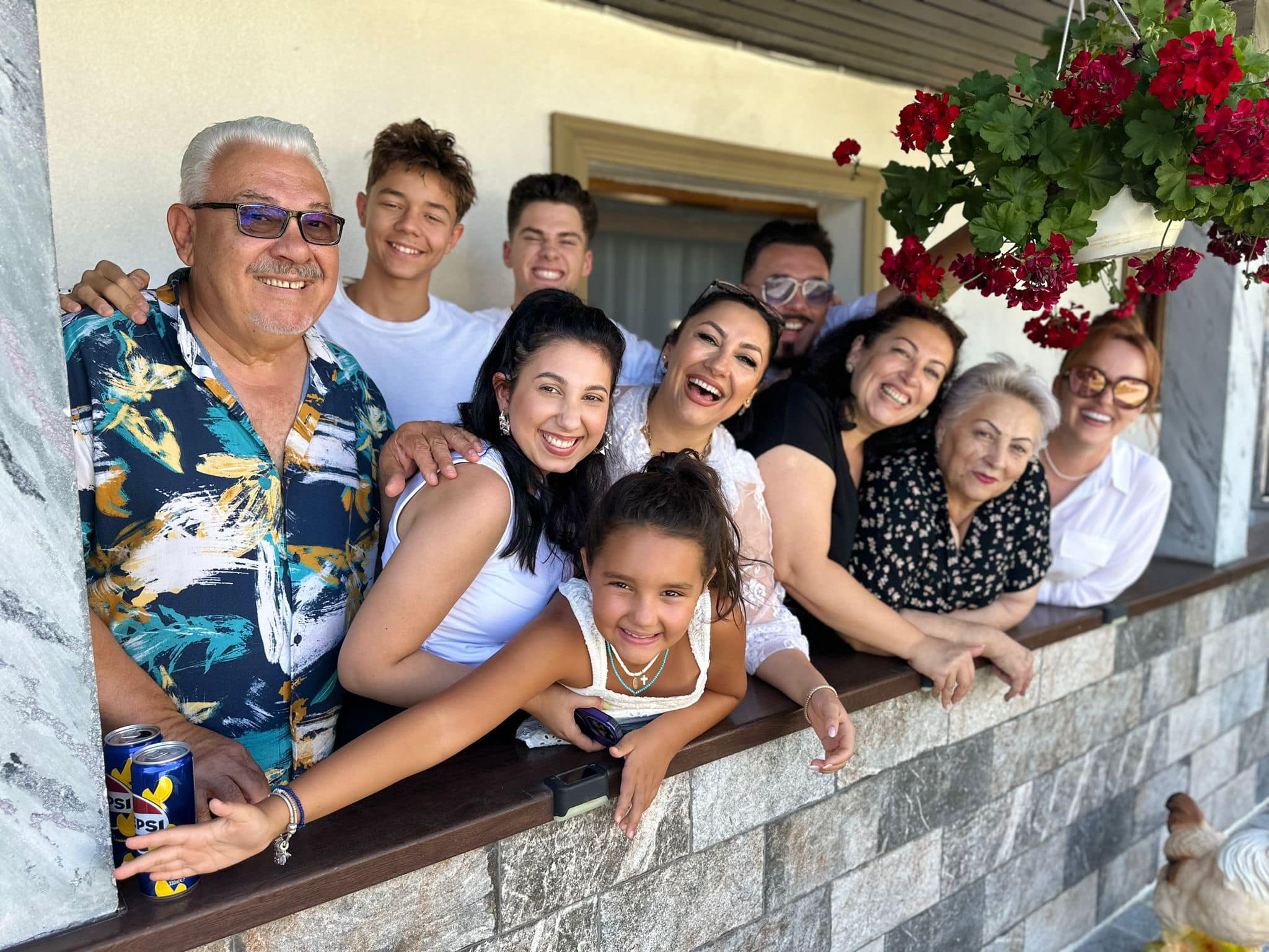 Imagine rară cu Andra alături de familia ei. În poză apar părinții, dar și frații cântăreței, Săndel, Diana și Aura