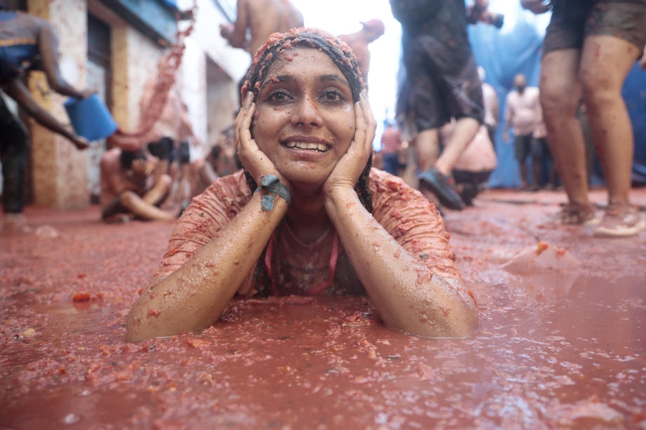 20.000 de oameni s-au bătut cu 130 de tone de roșii, la tradiționalul festival Tomatina din Spania