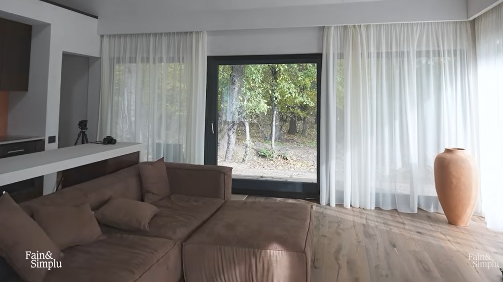 Imagini cu casa în care locuiește Sânziana Negru, lângă pădure. A construit-o de la zero: „Cea mai mare bătaie de cap cred că a fost cu muncitorii”