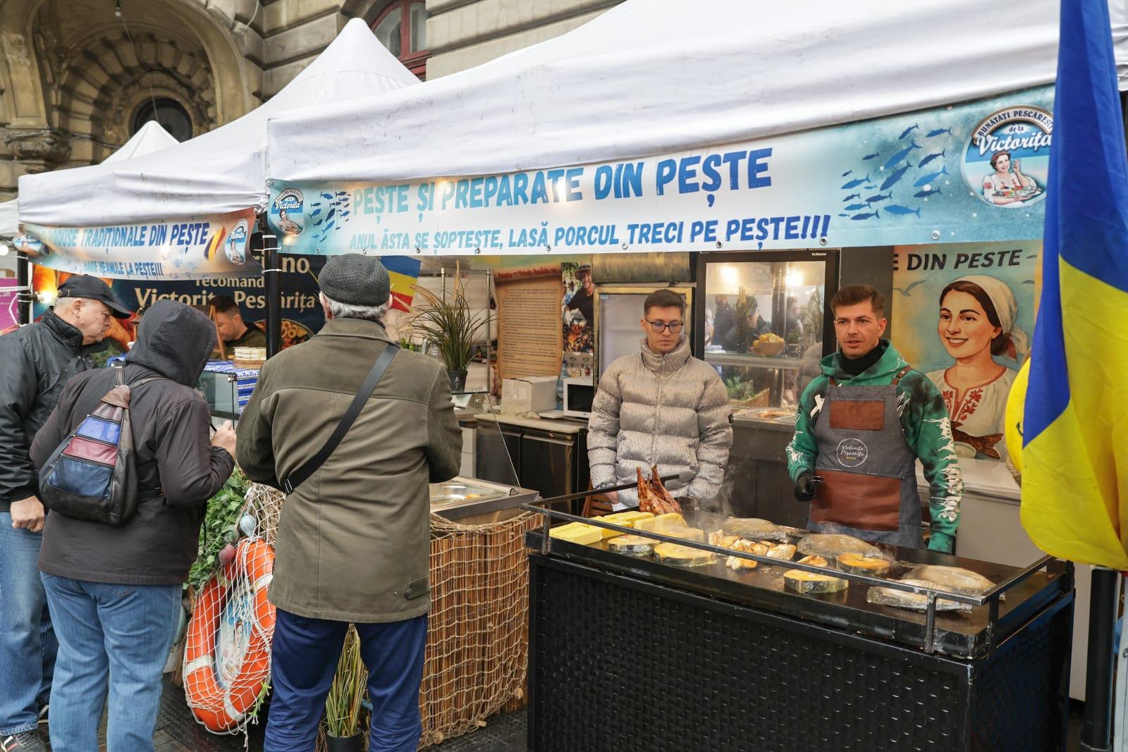 Borș pescăresc și mici din pește sub privirile bucureștenilor. Cât a ajuns să coste un kilogram de cozonac la târgul pescăresc de Florii