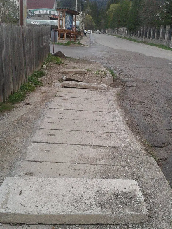 Despăgubiri de mii de euro obținute de români accidentați grav mergând pe trotuar. Cazul femeii care s-a nenorocit la o plimbare prin Durău  