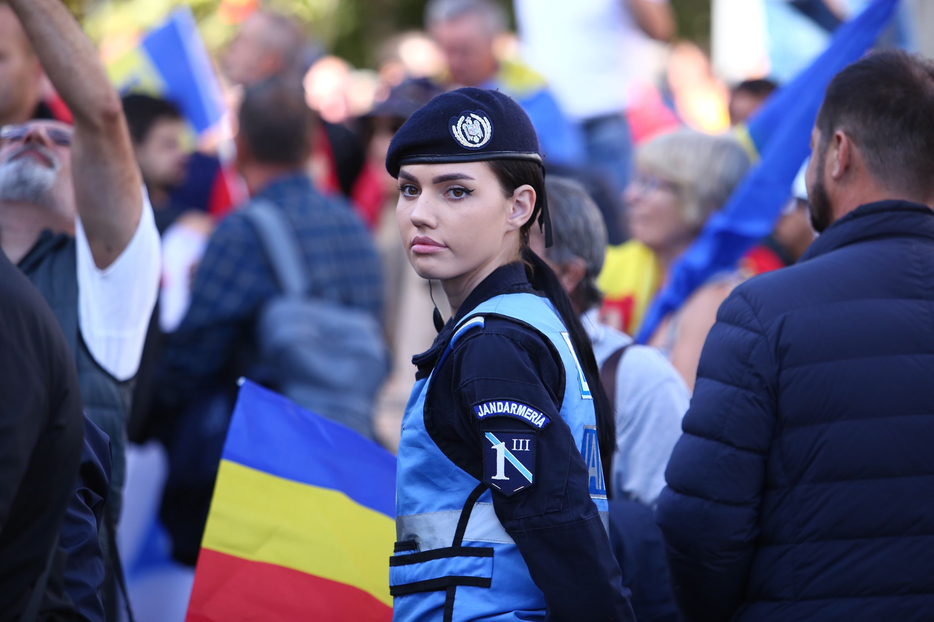 Scandal între taberele Simion și Șoșoacă, la protestul AUR. Manifestanții, despărțiți de jandarmi