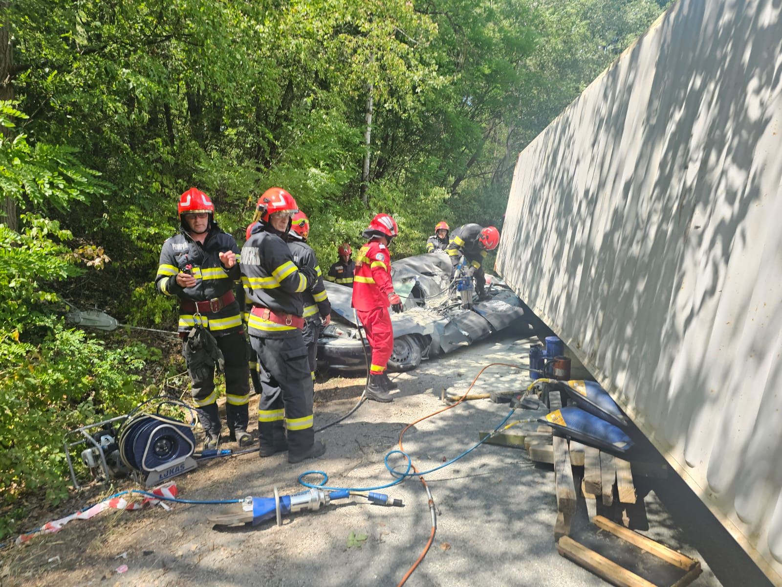 Bărbat mort în Mehedinți, după ce un container transportat de un TIR a căzut, în mers, peste mașina sa