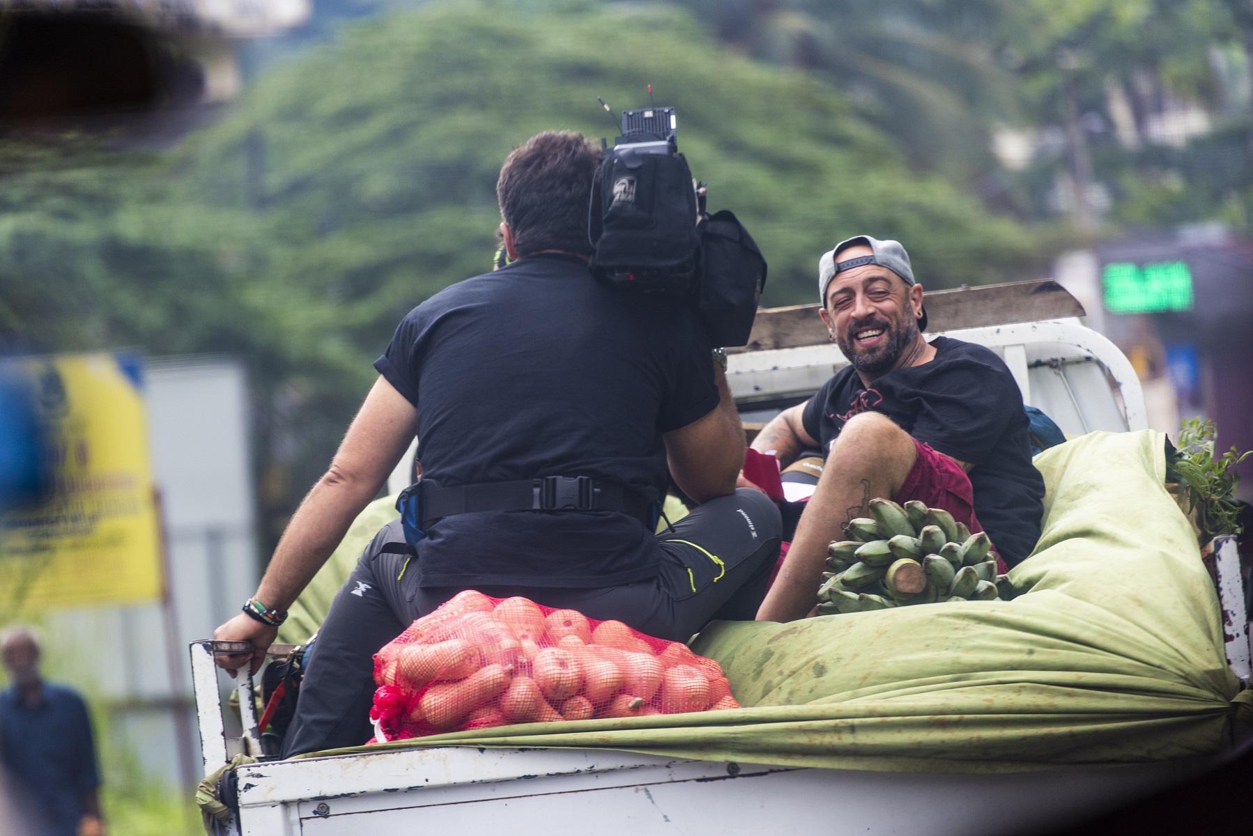 Bianca Drăguşanu nevoită să meargă într-o remorcă plină cu nuci de cocos în Asia Express | FOTO