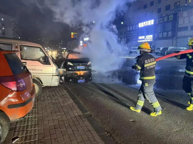 Momentul în care șoferul sare dintr-o mașină cuprinsă de flăcări, în China, și scapă teafăr | VIDEO