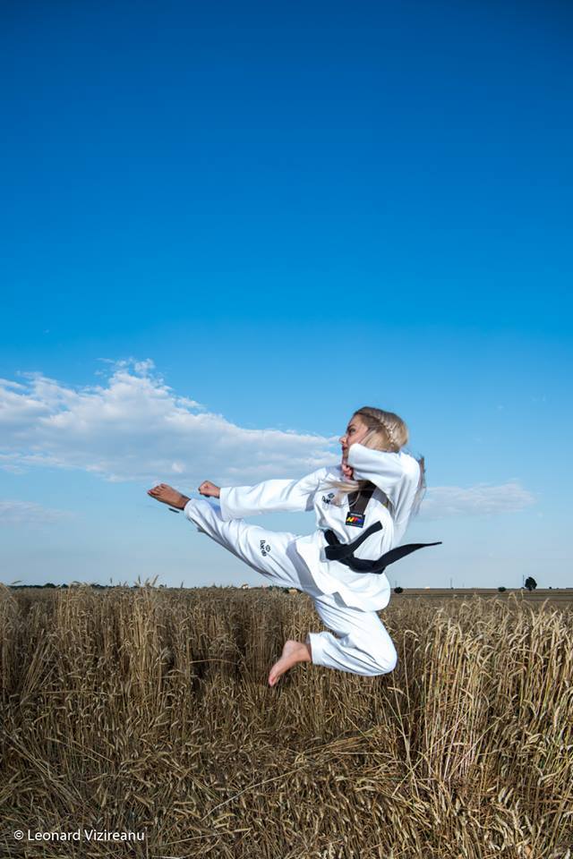 E blondă, frumoasă, licențiată în economie și scoate campioni pe bandă rulantă la Taekwondo GALERIE FOTO