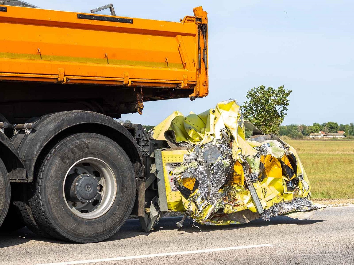 Șofer român de TIR, scăpat miraculos cu viață dintr-un accident violent. Cabina a fost distrusă complet pe o autostradă din Ungaria