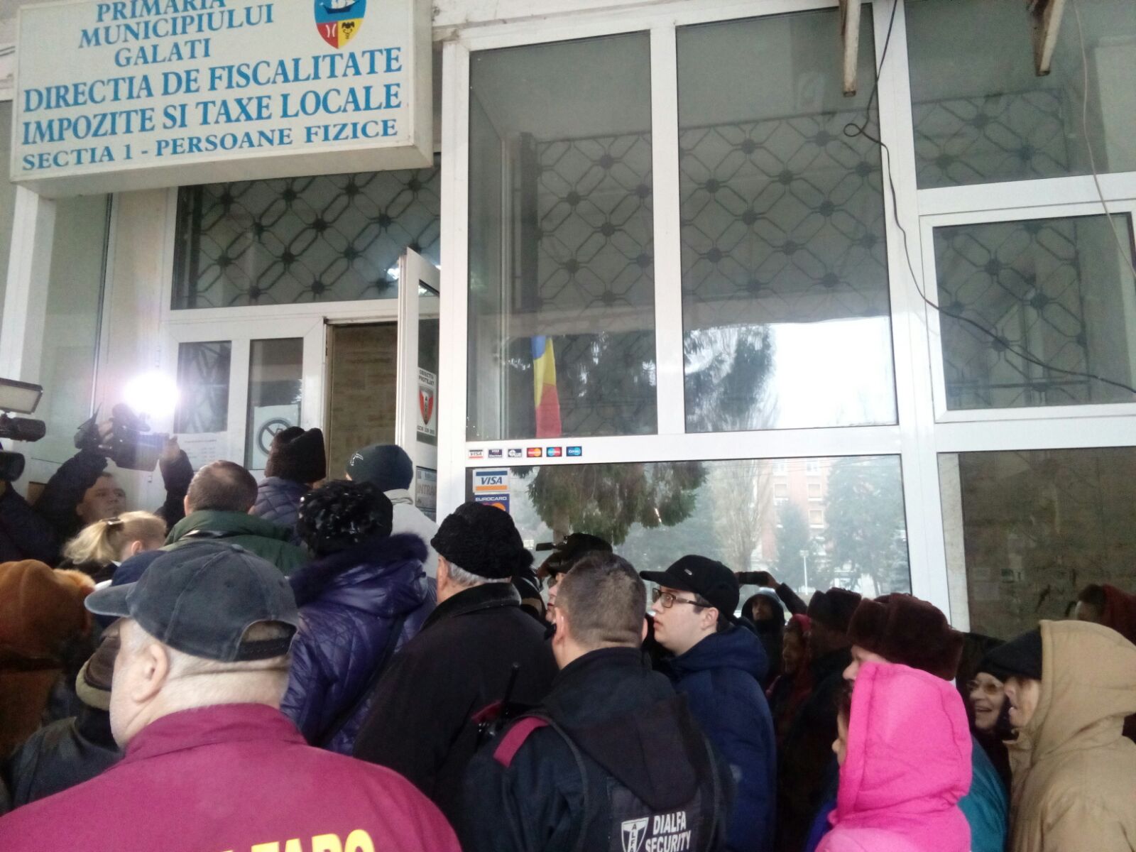 FOTO| Înghesuială, îmbrânceli și ghionturi la Galați, pentru plata impozitelor în prima zi de deschidere a ghișeelor