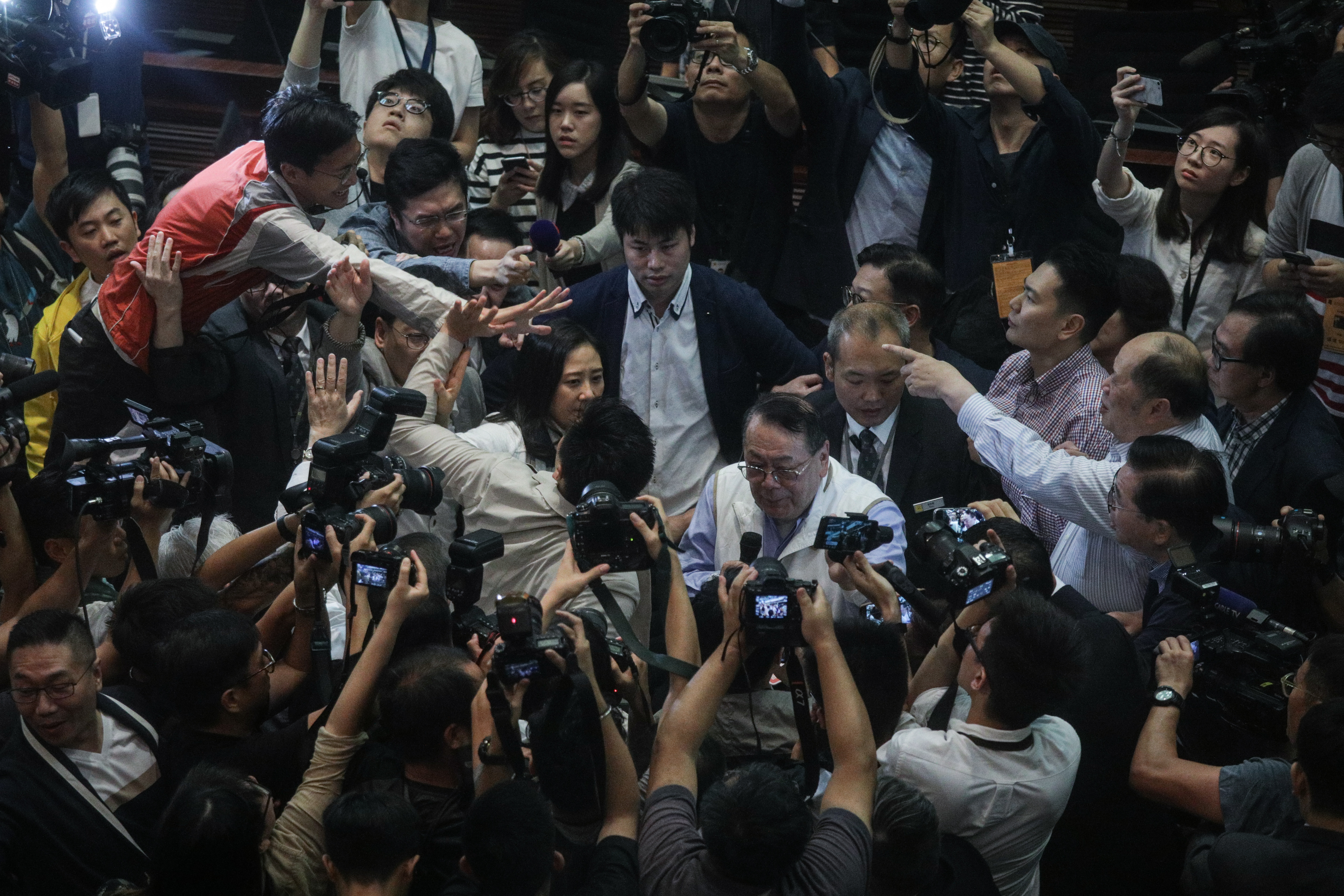 Bătaie în Parlamentul din Hong Kong. Mai mulți deputați au fost răniți / FOTO&VIDEO