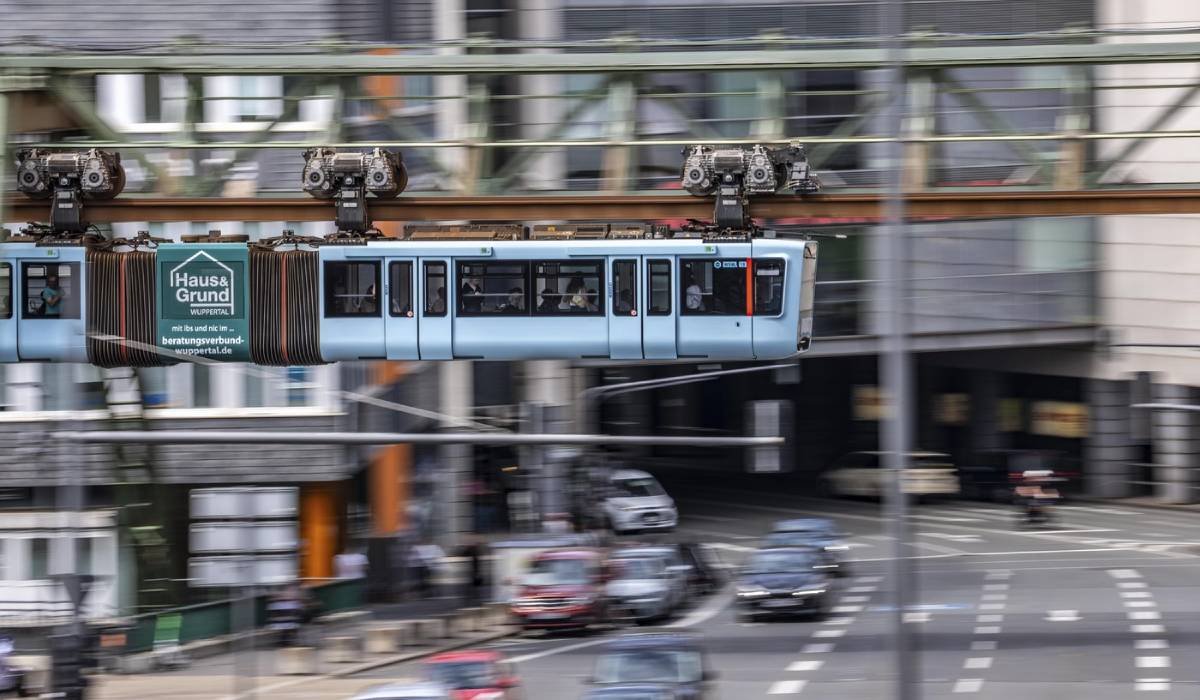 Cel mai vechi tren suspendat din lume are 125 de ani și transportă zilnic 80.000 de oameni peste un oraș din Germania. Un elefant a căzut din el și a supraviețuit