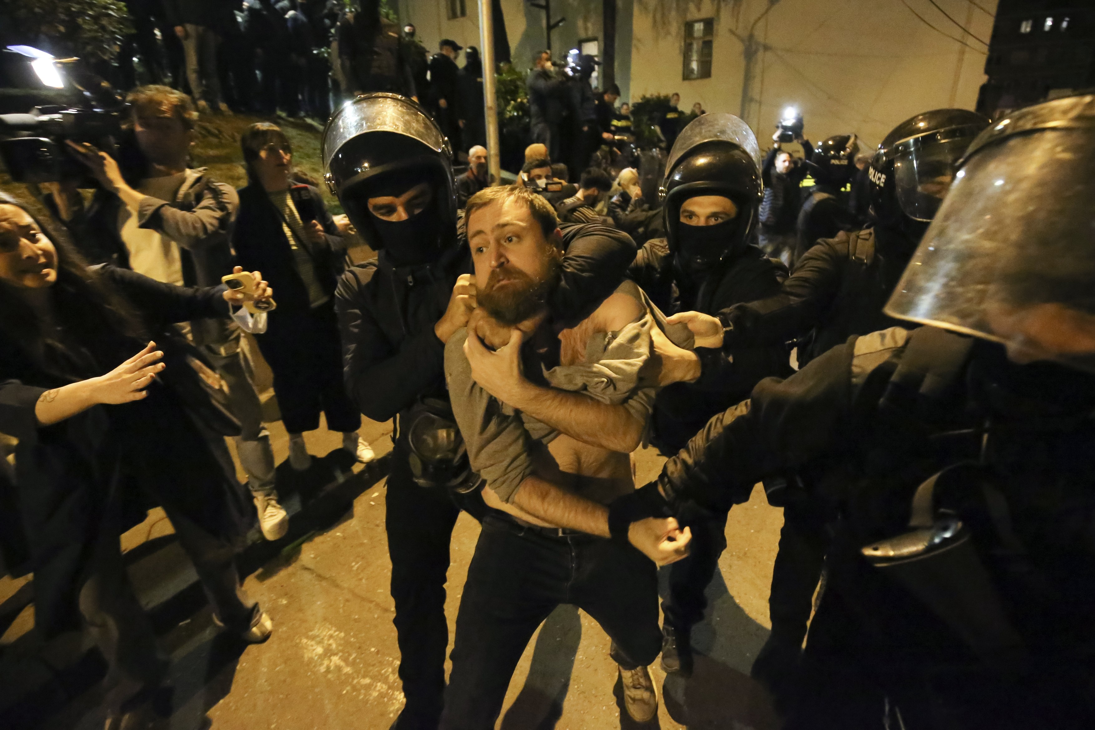 Mii de oameni au protestat din nou în Georgia împotriva legii privind „agenții străini”. Protestatarii, dispersați cu forța | VIDEO