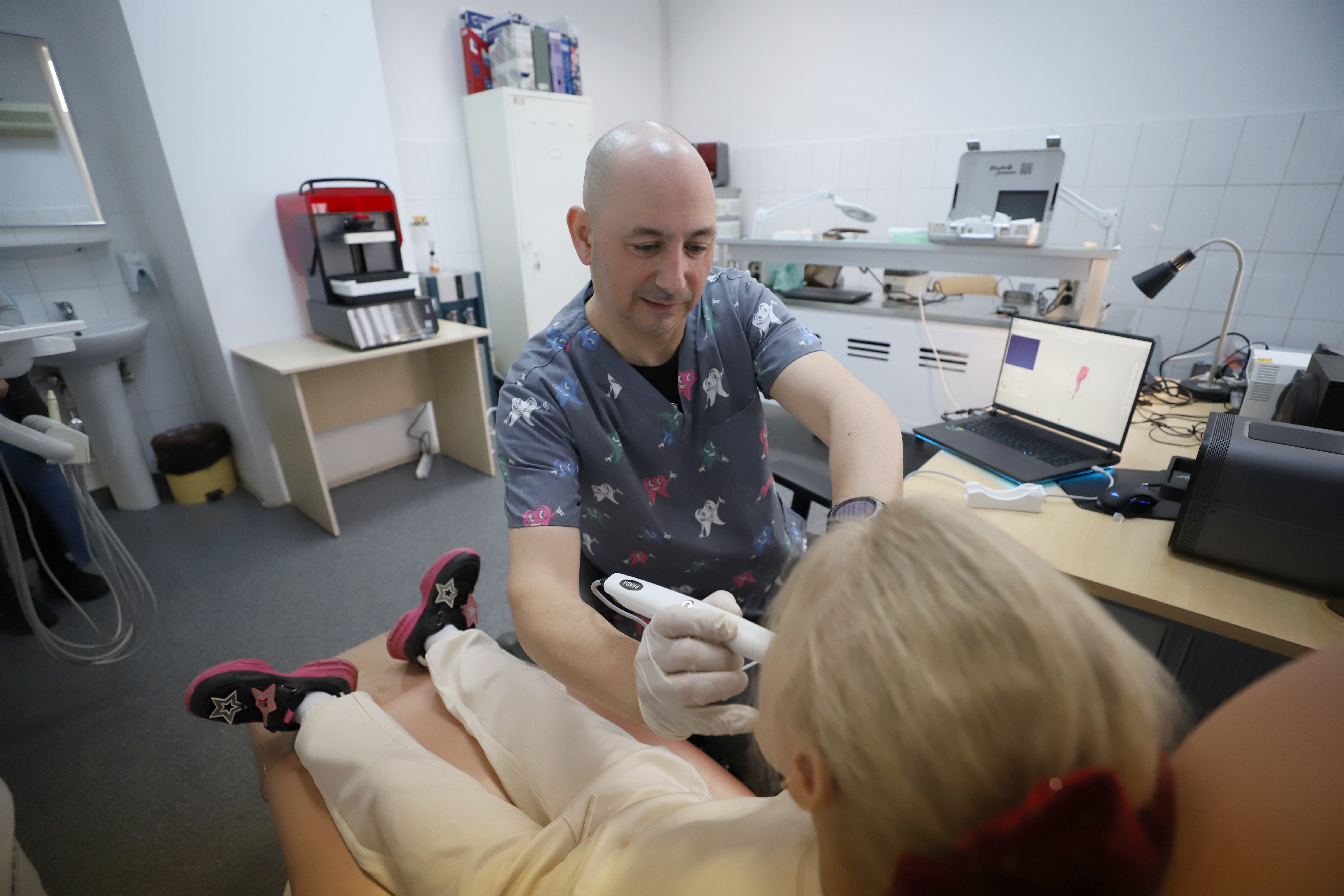 Prima fetiță operată „fără durere” și fără anestezie și care are un zâmbet nou-nouț, premieră în Ambulatoriul Spitalului Grigore Alexandrescu