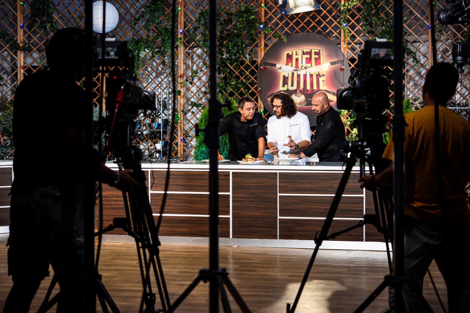 Primul bucătar român apărut la televizor îi jurizează pe cei trei chefi | FOTO