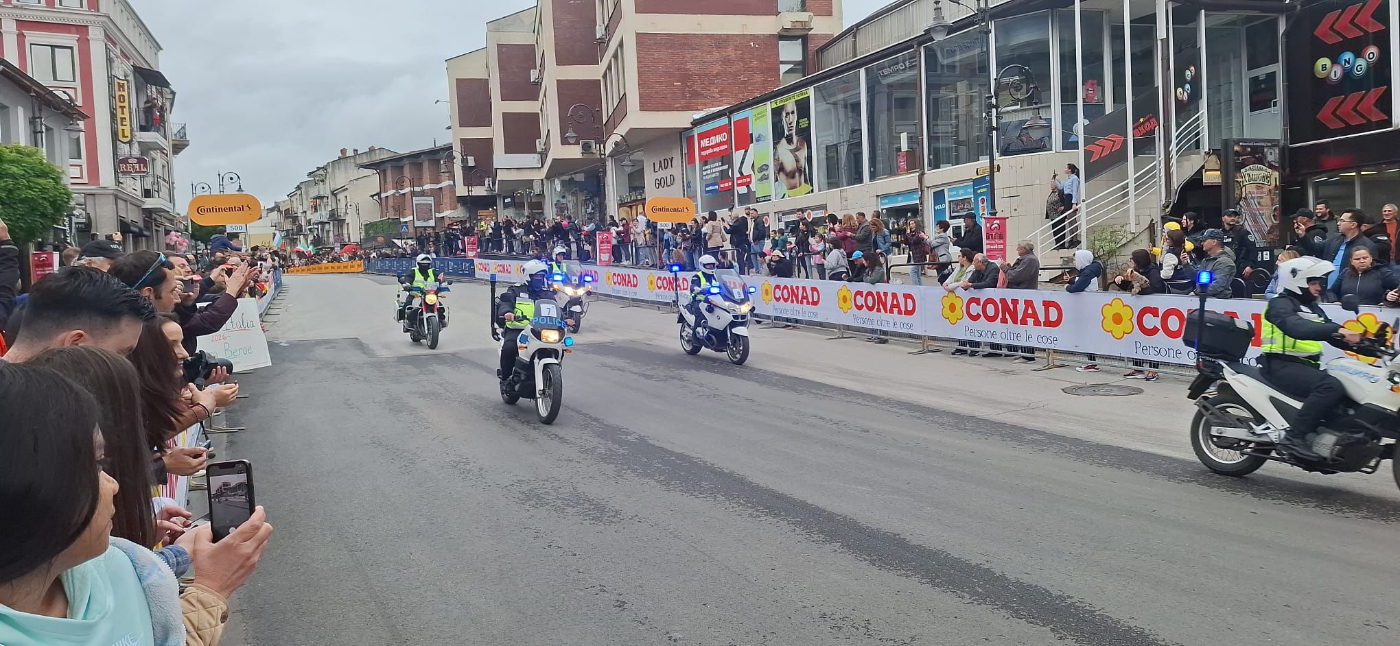 Sute de români au venit să-l vadă pe Jonas Vingegaard la Veliko Tarnovo. Cine a câștigat etapa a doua din Bulgaria, după căzătura masivă din final