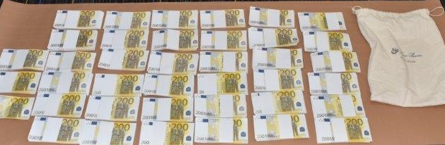 Român prins cu un pistol de tras cu bani în stripteuze și peste un milion de lire sterline false, la Londra