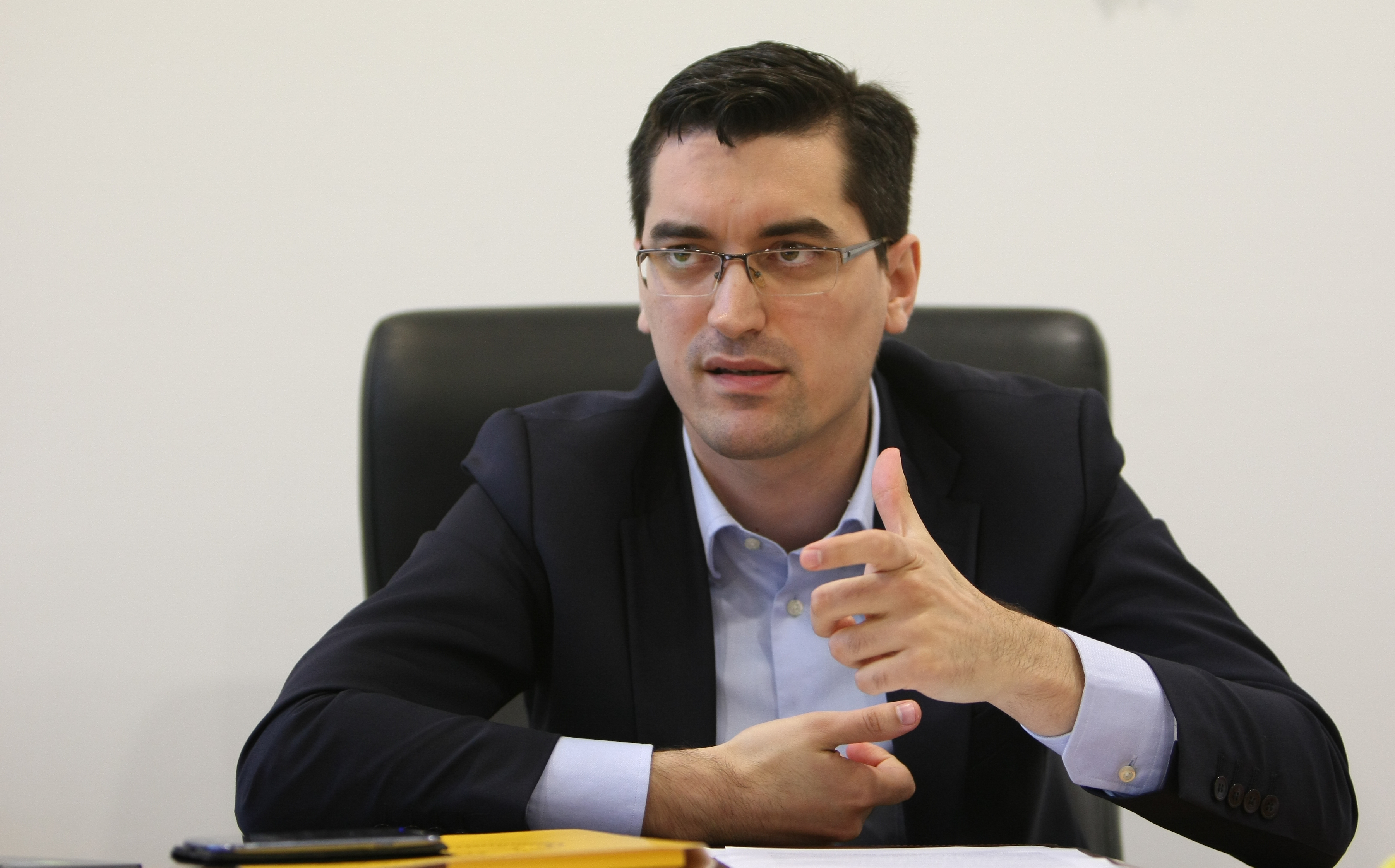 Iordănescu și-a asigurat buncărul de la Euro 2016: ”Nici măcar dronele nu vor zbura deasupra hotelului”. Burleanu: ”E inadmisibil ca o echipă din play-out să joace în Europa”. Ce face FRF cu insolvenții. Modelul sârb