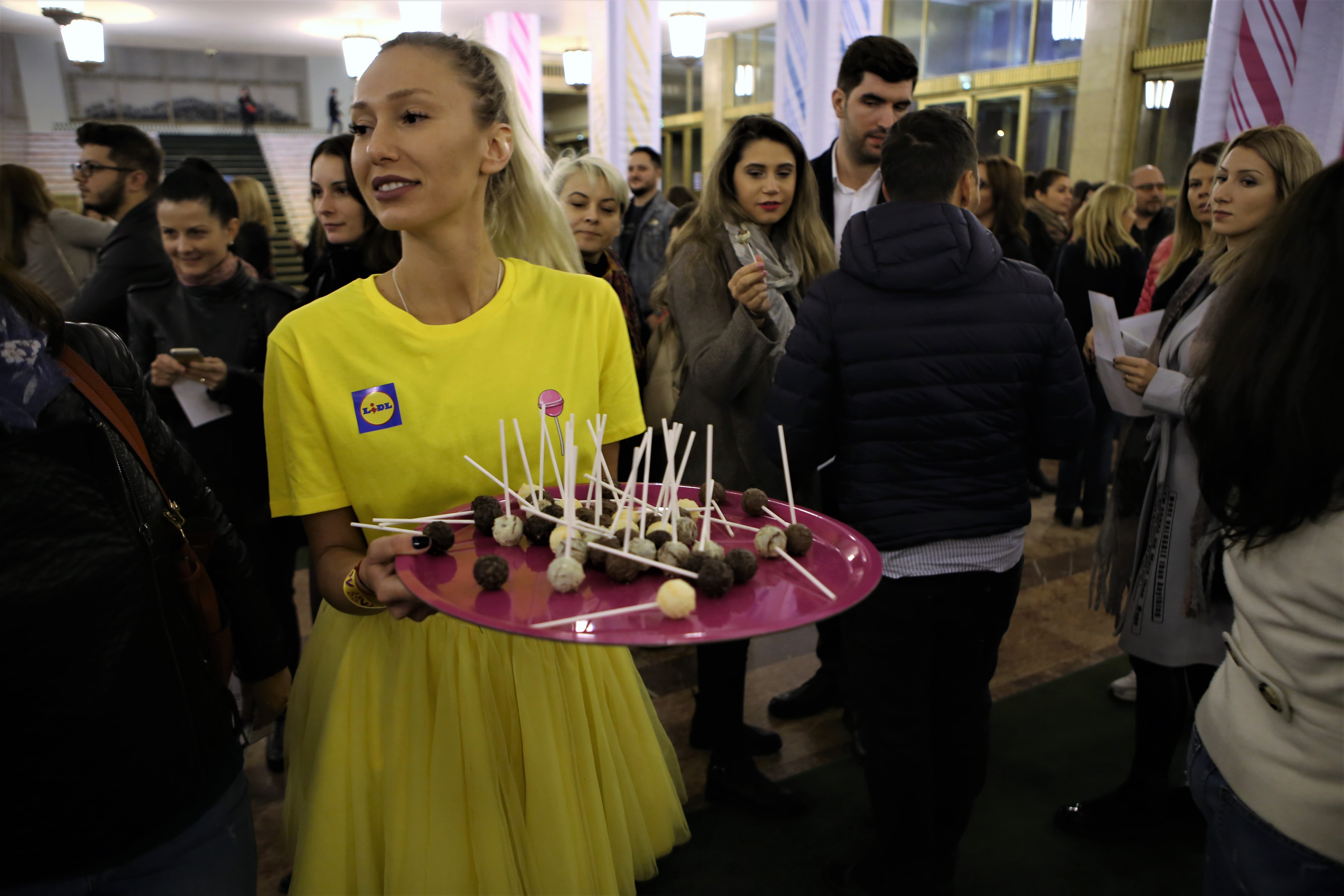O bomboană de fată. Delia s-a îmbrăcat în culori fondante și a făcut show printre acadele, la Sala Palatului