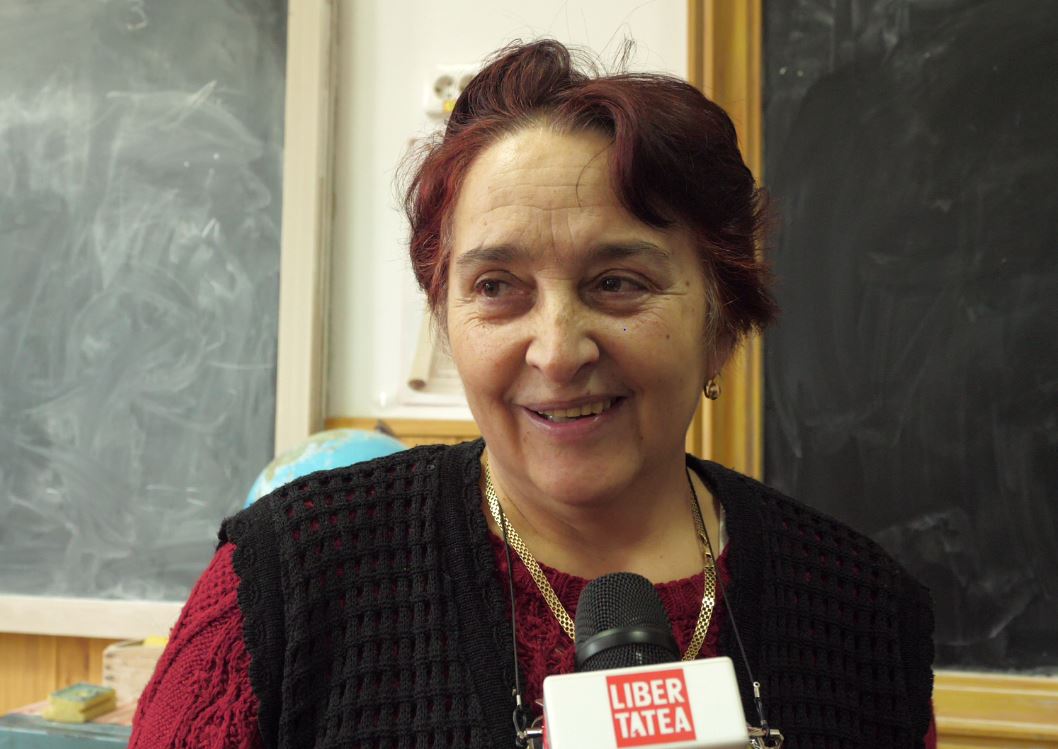 VIDEO REPORTAJ / Școala de la cea mai mare altitudine din România are 24 de elevi. Doamna Mărioara e învățătoare acolo de 40 de ani!