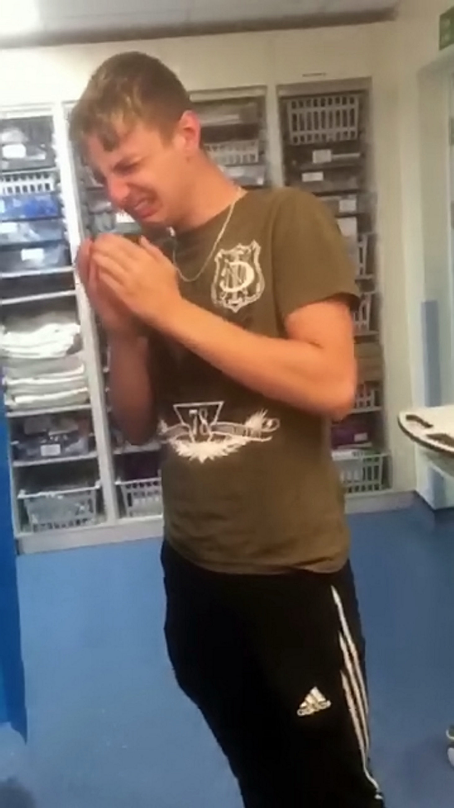 Un adolescent a dezvoltat o tulburare rară, care-l face să se comporte ca și cum ar fi „posedat”. Totul a pornit de la o banală durere în gât!