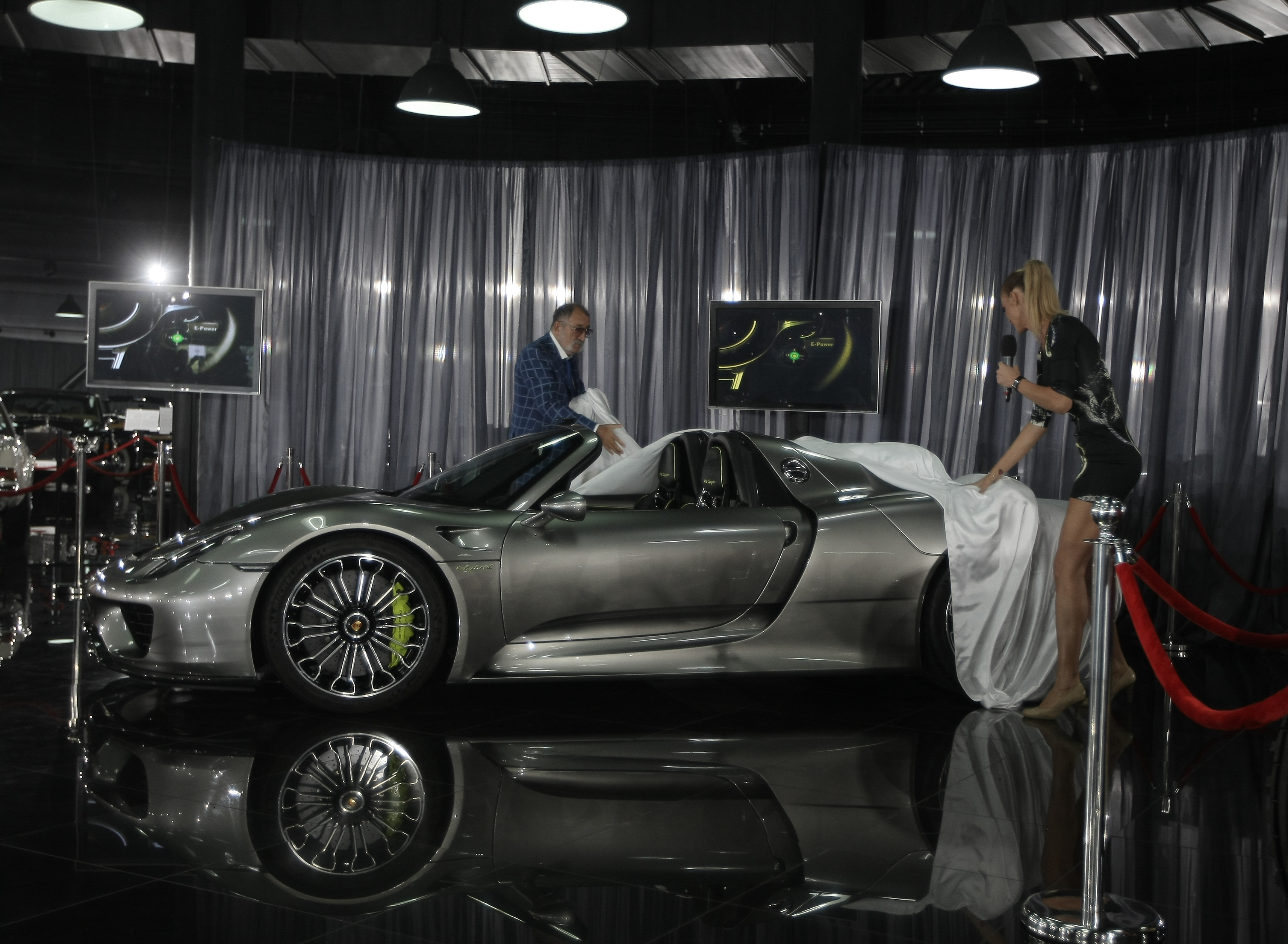 Țiriac și-a prezentat săgeata argintie! Una din cele mai rapide mașini din lume, Porsche 918 Spyder, a intrat joi în colecția omului de afaceri