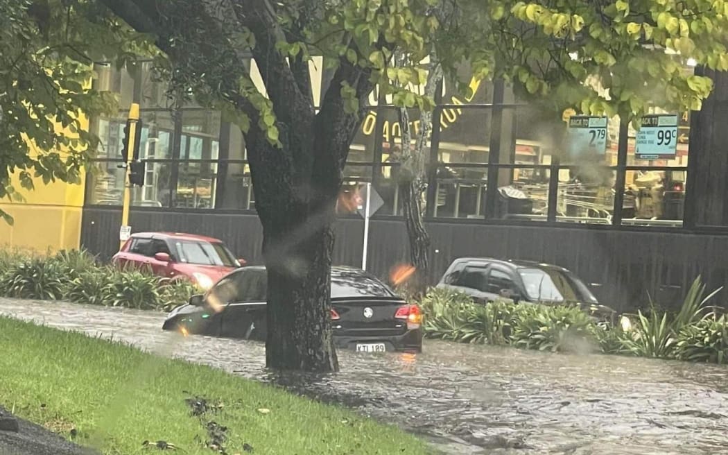Autoritățile din Auckland au declarat stare de urgență din cauza inundațiilor cauzate de ploile torențiale