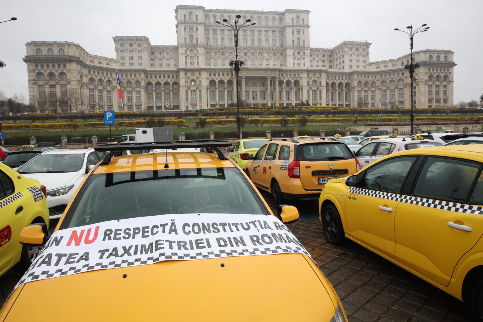 Taximetriștii continuă protestele în Piața Constituției din București. Cer în continuare fiscalizarea Uber și Bolt
