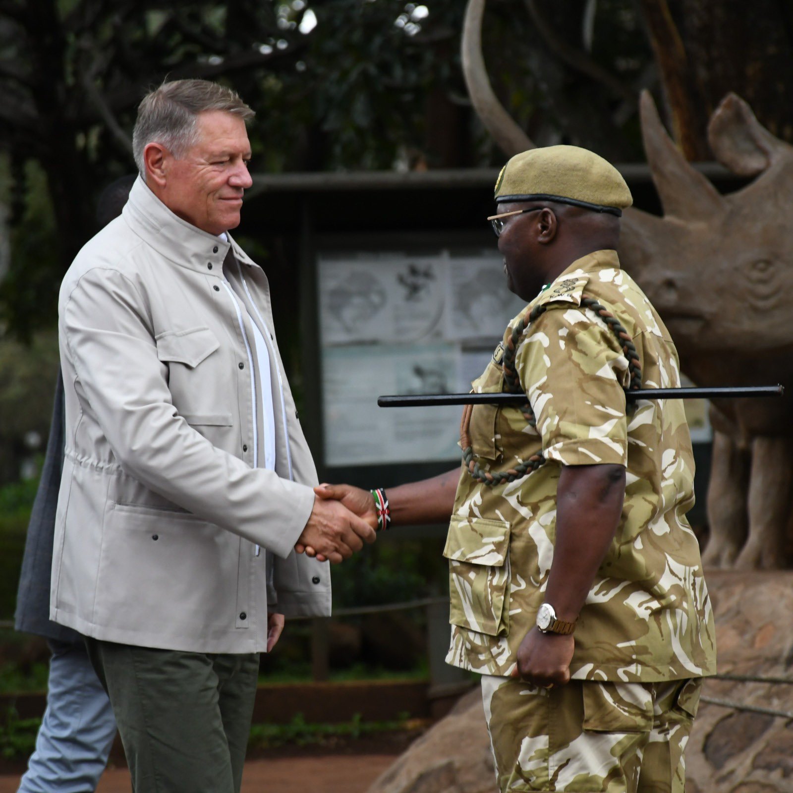Maurice Munteanu, despre ținutele lui Iohannis în Africa: „Să apari în alb la safari pare ușor sfidător. Nu poți veni ca și cum ai fi Frank Sinatra”