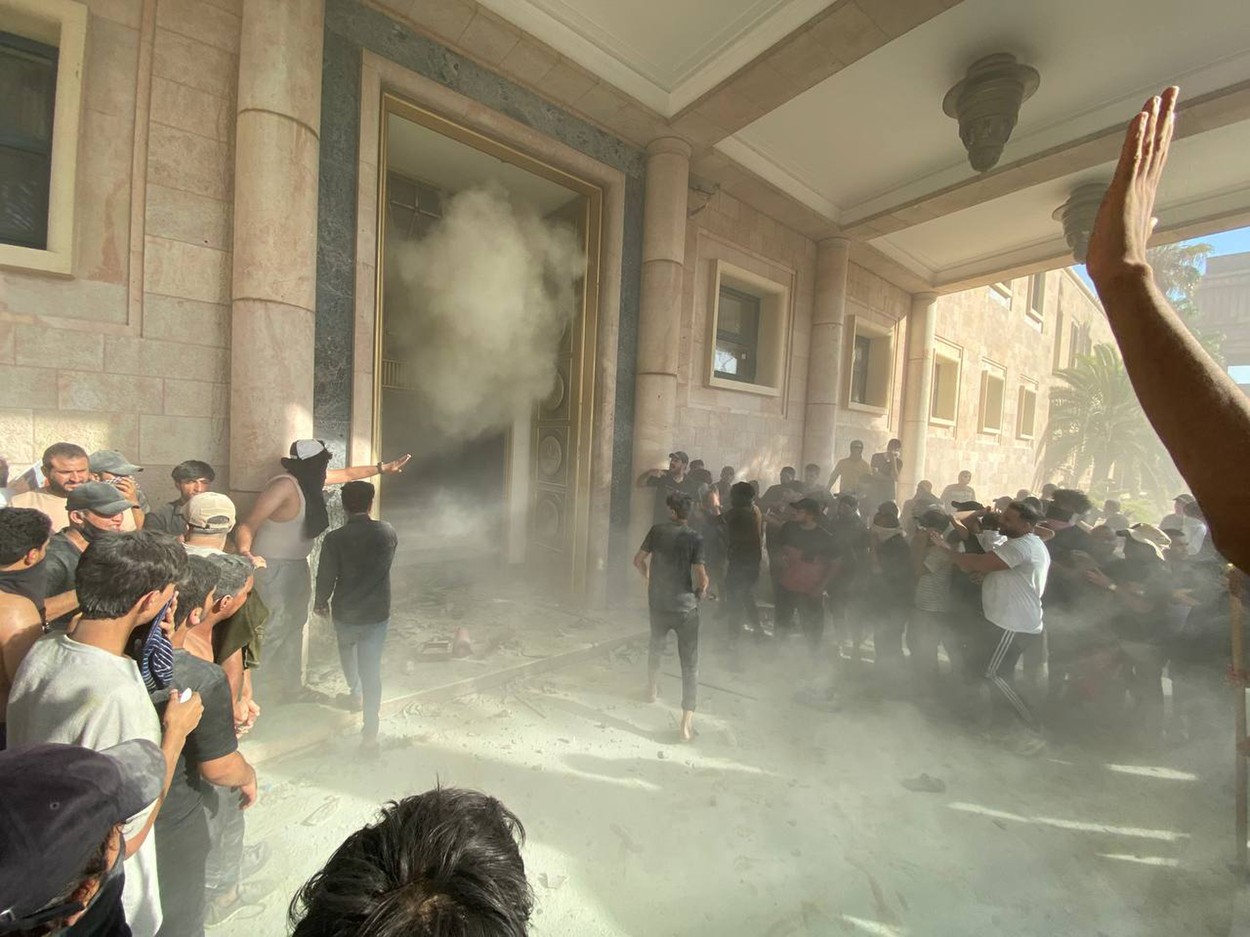 Violențe în Bagdad. Protestatarii au luat cu asalt sediul Guvernului, aflat în „zona verde” ultrasecurizată