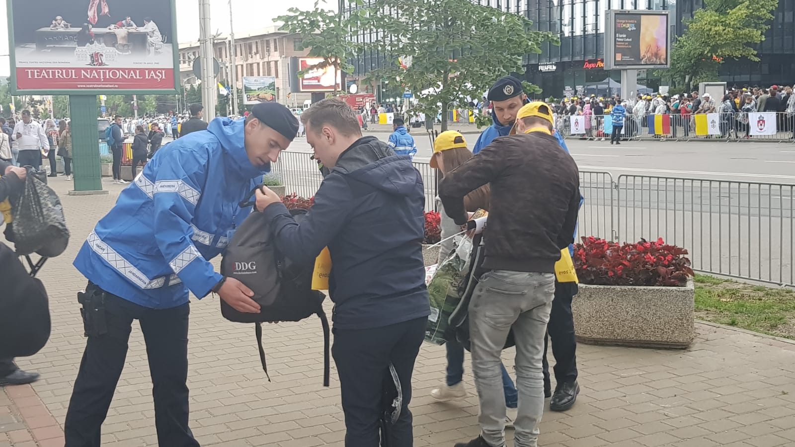 Filmul unei zile istorice. La Iași, Papa Francisc a binecuvântat familiile reunite de peste hotare și bolnavii care nu au renunțat la credință. A îndepărtat cordonul de securitate ca să ajungă la credincioși