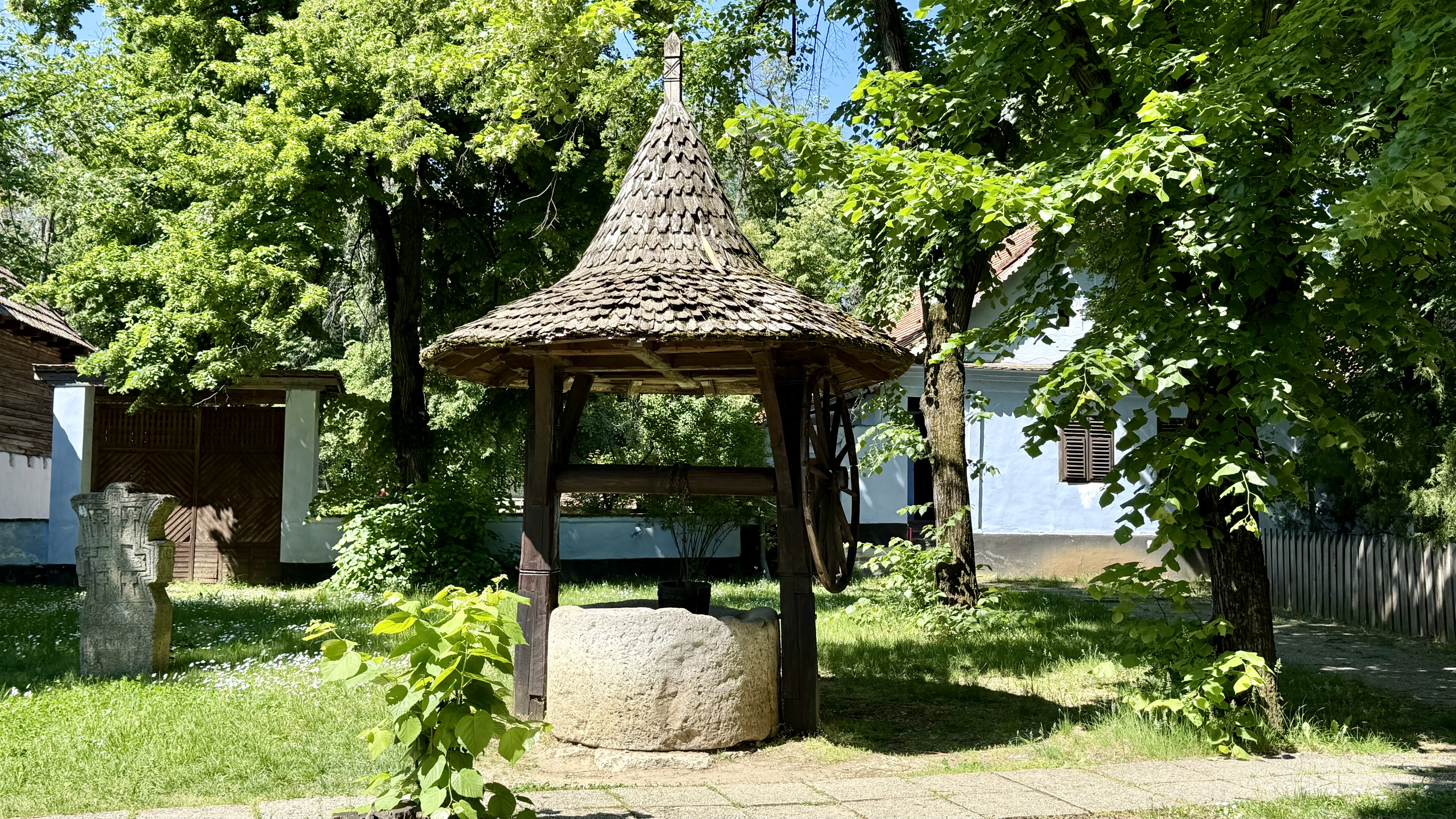 Patru meșteri din Maramureș refac, ca acum un secol, o casă din inima Bucureștiului: „Asta-i istoria! Facem totul manual, ca pe vremuri”