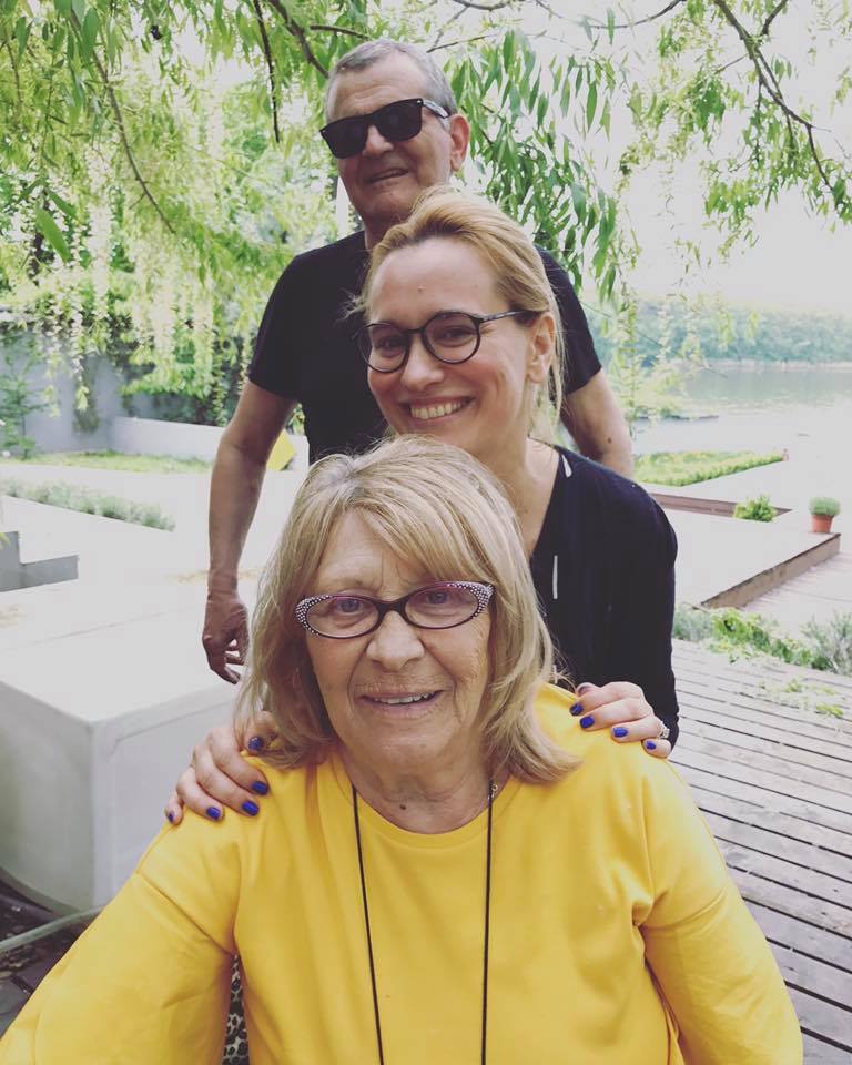 Fiica Andreei Esca suportă cu greu separarea de familie. Prezentatoarea tv a mers să o instaleze pe Alexia la Londra. „Nu îi place în Anglia”