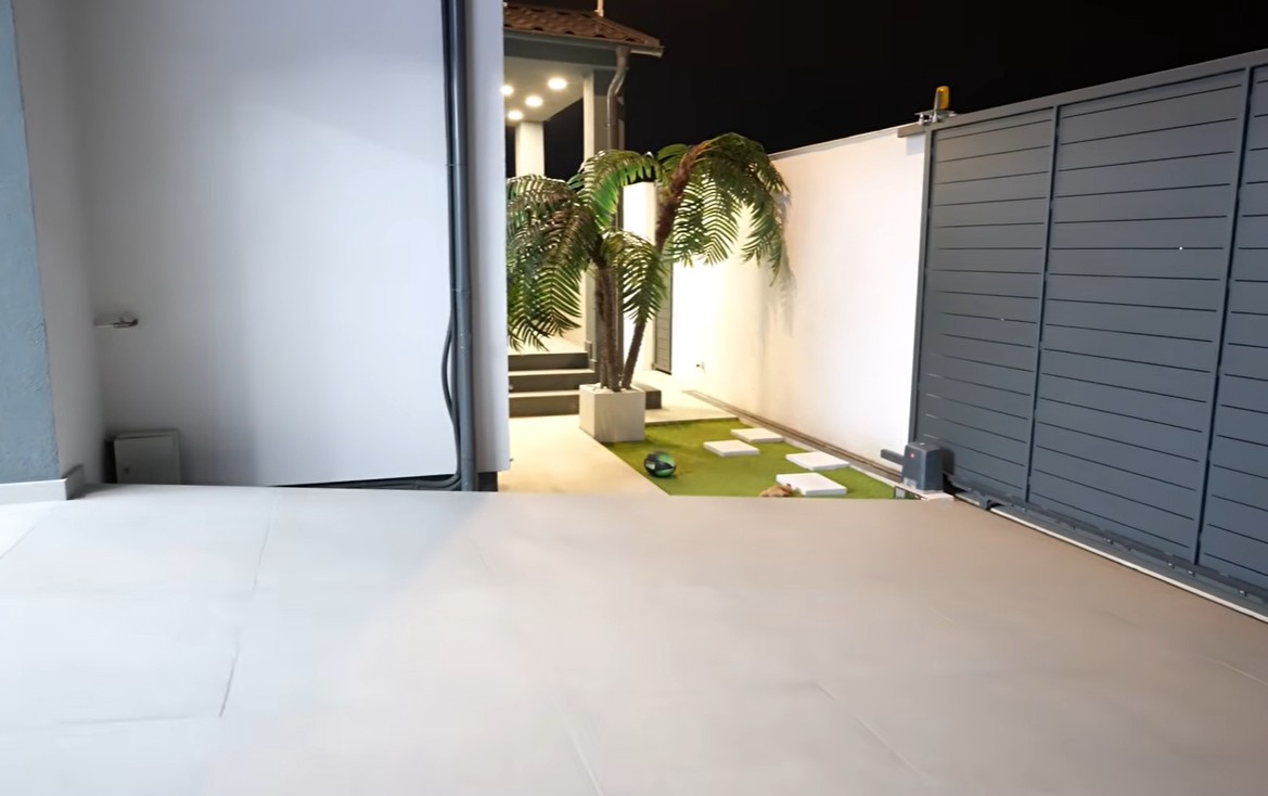 Imagini cu casa din Domnești în care locuiește Dorian Popa. Artistul a renovat-o complet