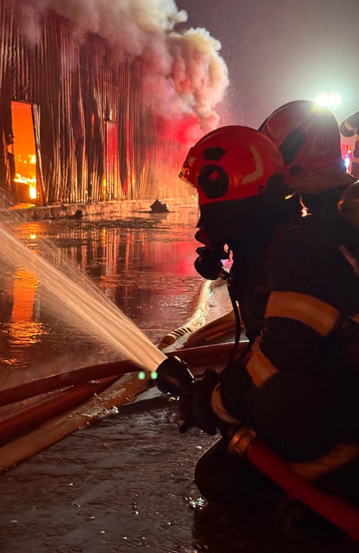 Incendiu la complexul Dragonul Roșu. O hală s-a prăbușit parțial, iar autoritățile au emis mesaj RO-Alert