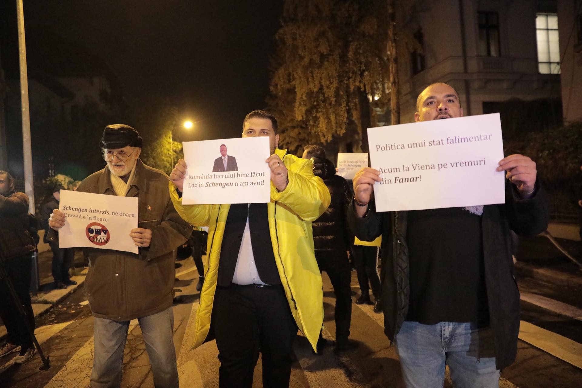 Protest AUR la ambasada Austriei din București. George Simion și simpatizanții săi, scandări împotriva politicienilor din coaliție