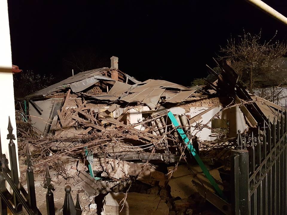 Casă prăbușită peste o bătrână, în urma unei explozii puternice în Roman. Femeia a fost grav rănită/ FOTO