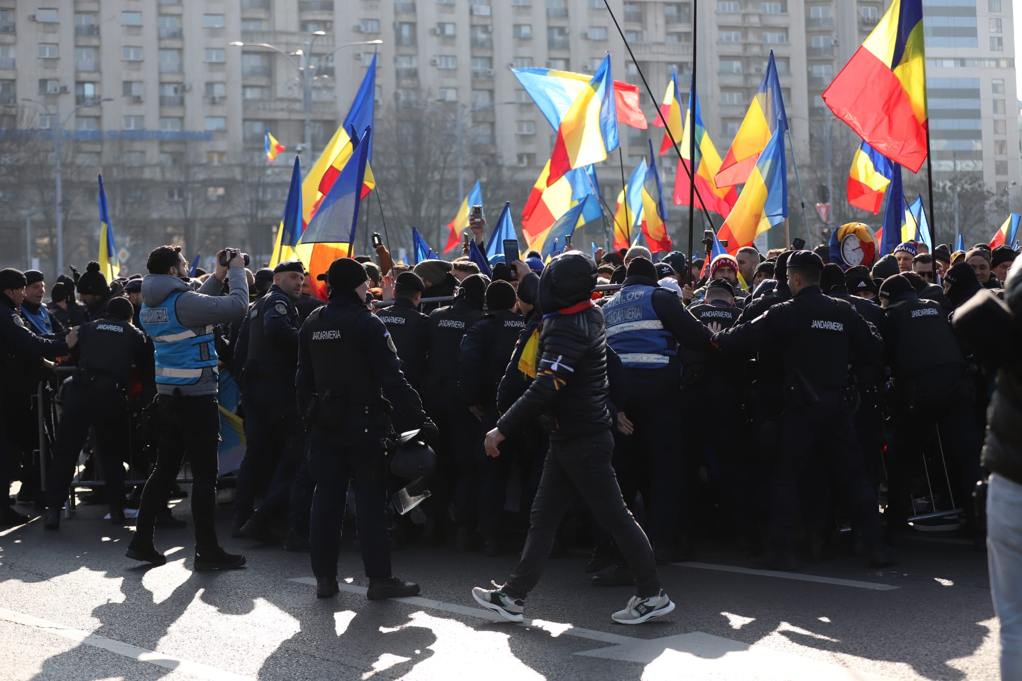 Patru dosare penale şi cinci amenzi, după protestul din Piaţa Victoriei. Jandarmii au folosit gaze lacrimogene