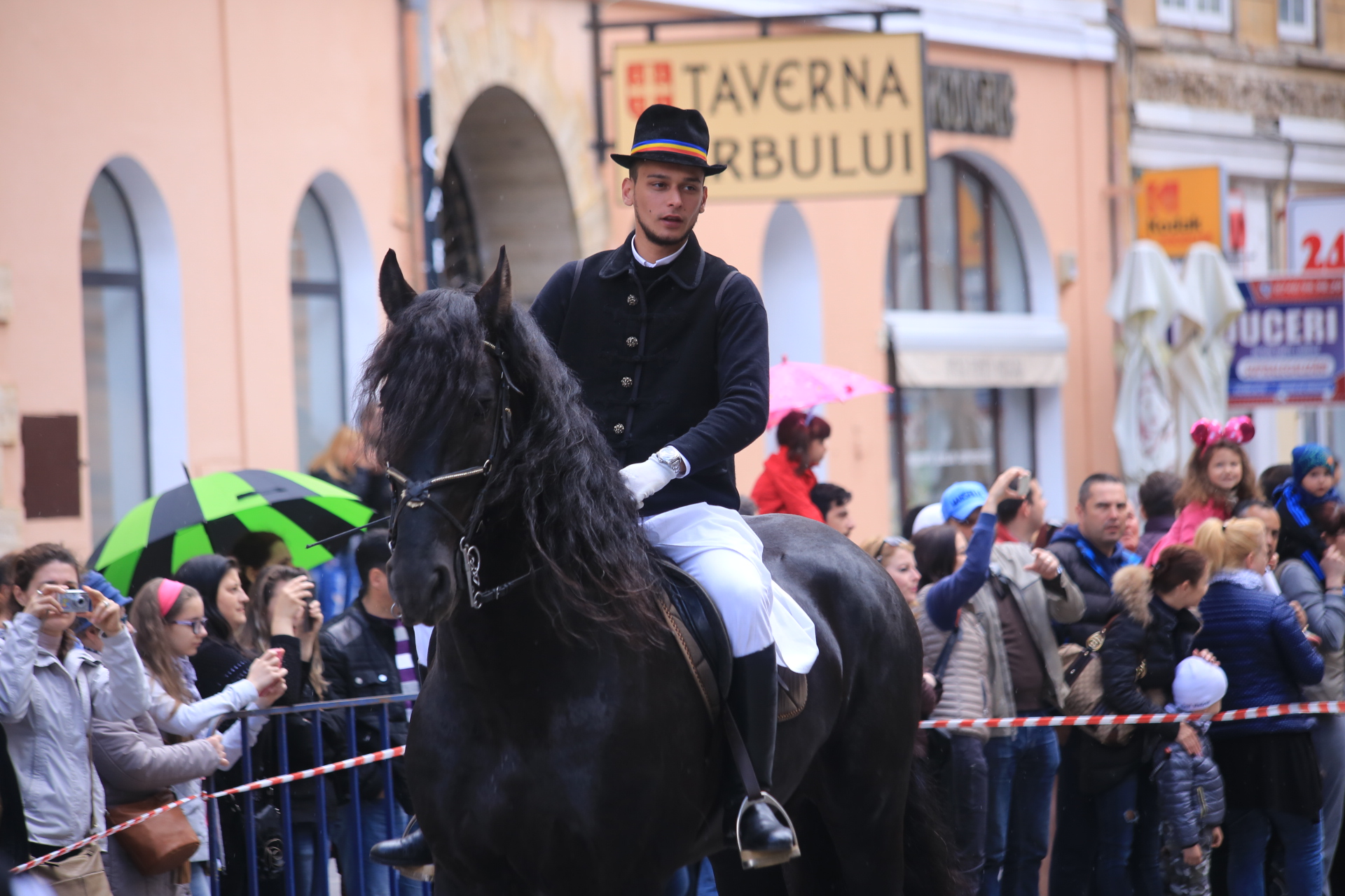 Mii de oameni au asistat la Parada Junilor la Brașov | GALERIE FOTO