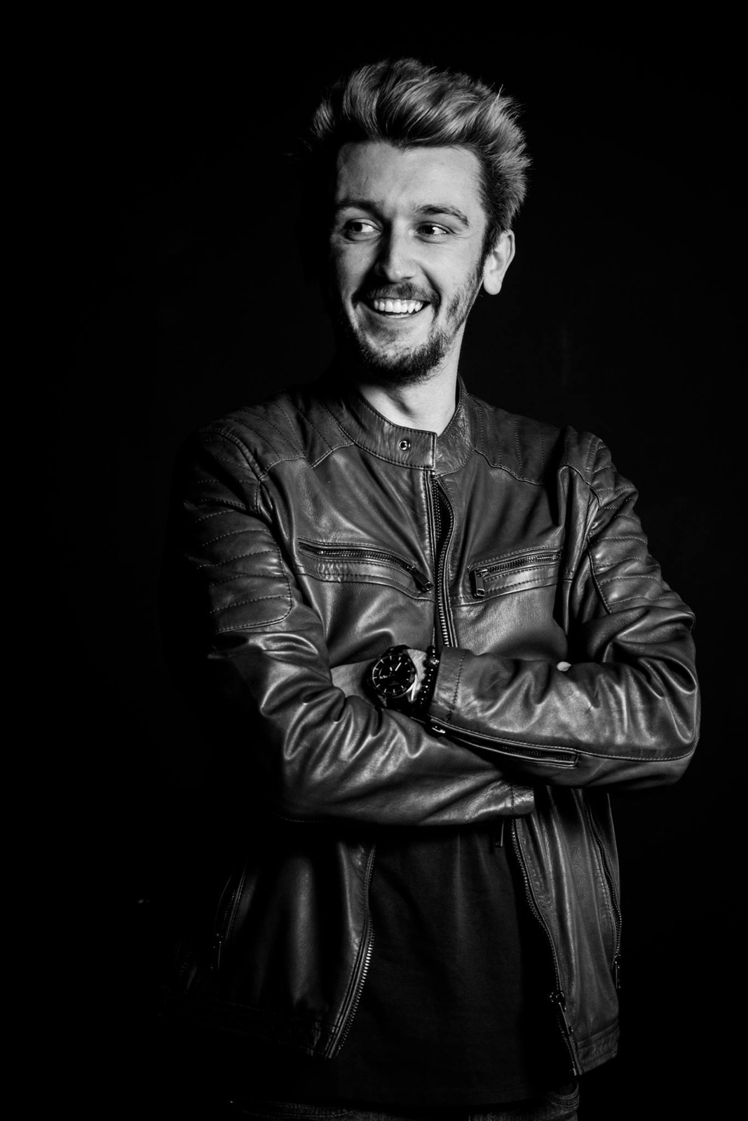 REPORTAJ / Ervin Boer, fotograful român care își câștigă existența făcând poze în cluburi și plimbându-se în mașini de lux cu bogații Europei