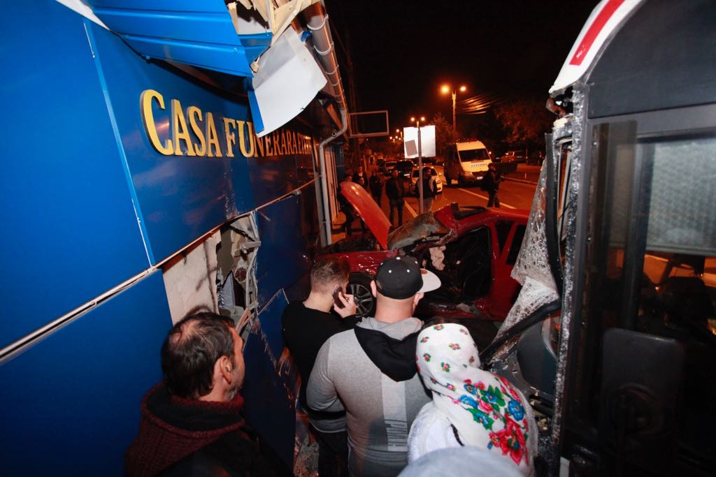 Autobuz proiectat într-o casă funerară, în urma unui accident în Buzău. Trei tineri, printre care doi minori, la spital
