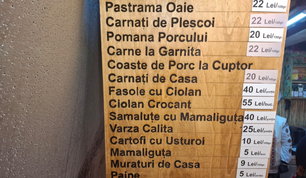 Cât costă o porție de fasole cu ciolan la Târgul de Crăciun din Piața Constituției (București). Are același preț ca sărmăluțele cu mămăliguță