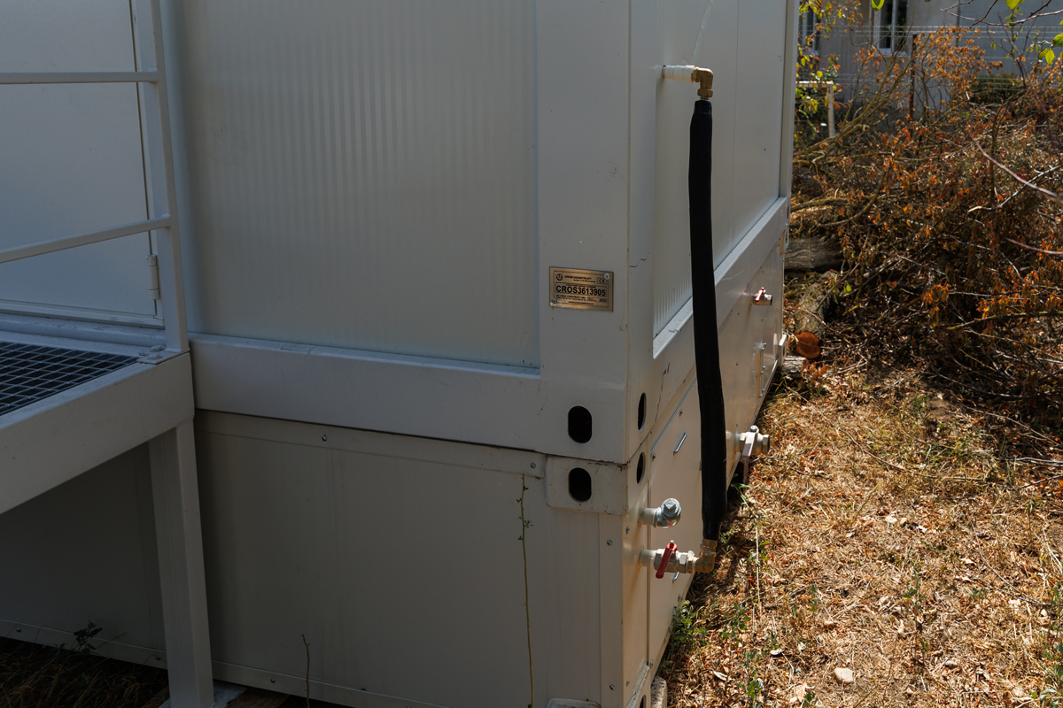 REPORTAJ. Crevedia, o lună după explozii. Și-a plâns caprele care au murit în suferință, iar acum, la 76 de ani, se acomodează cu viața în container: „E ca-n paradis, nu cade tavanul pe mine!”