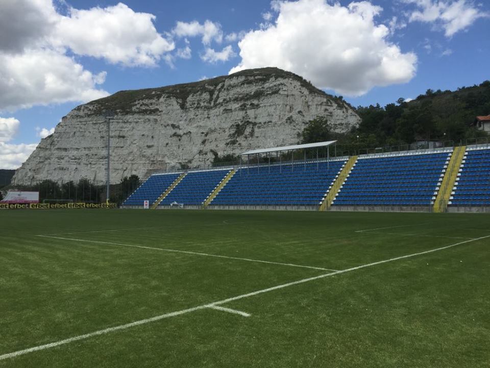 Așa arată stadionul din Balcik pe care Farul vrea să joace în Liga 2. ”Sunt bineveniți aici!”. Omul care a ucis Dinamo în 1995 antreneaza echipa Cernomoreț din localitate