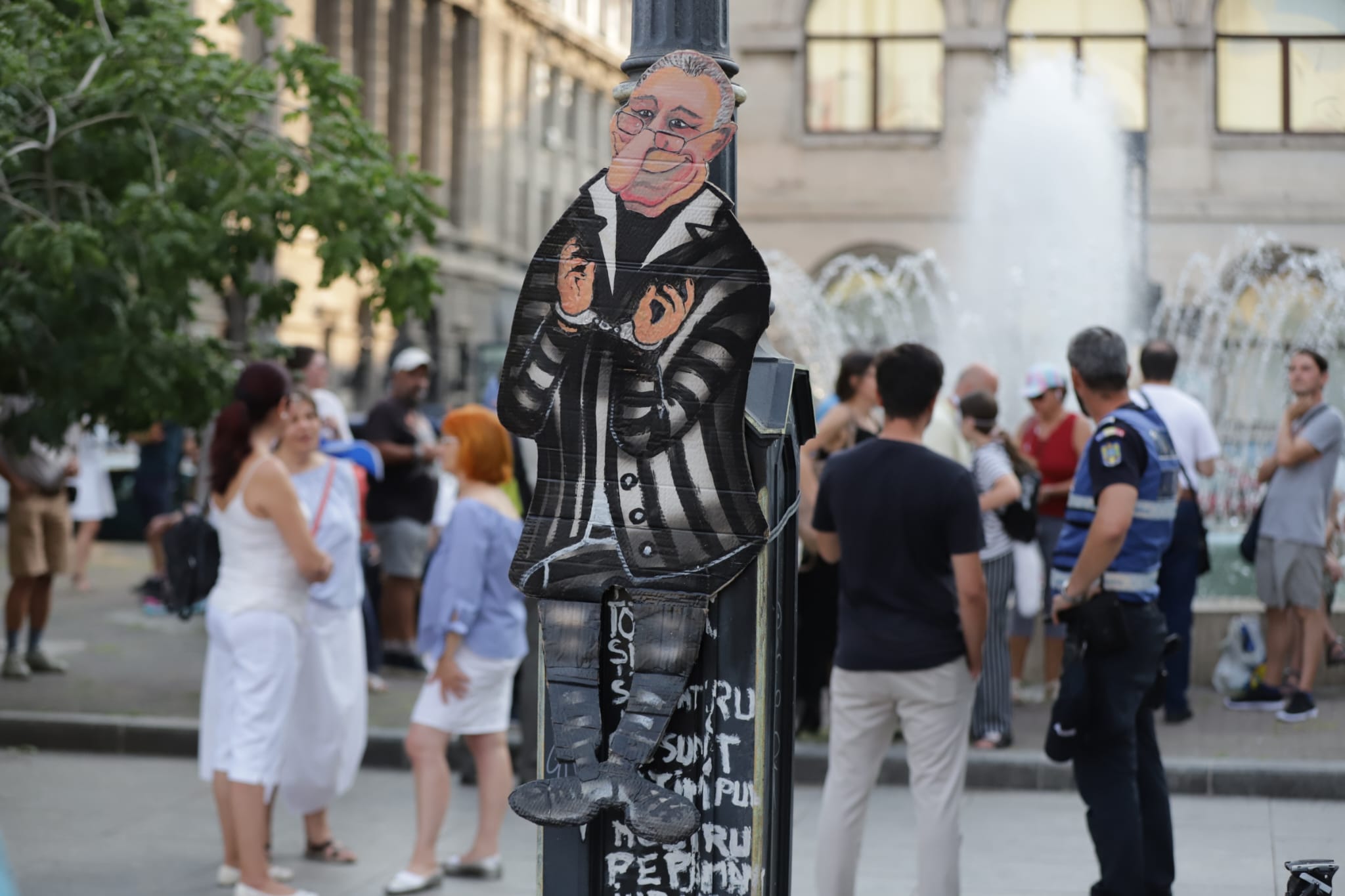 Protest în Piața Universității față de doliul național în memoria lui Ion Iliescu. Participanții au băut șampanie