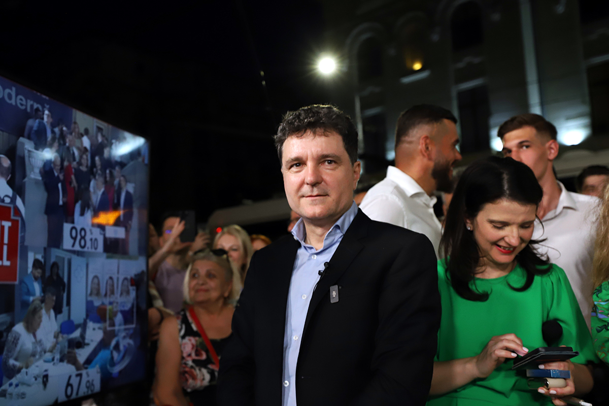 REPORTAJ Noaptea prin București când Nicușor a devenit Nicu. Alături de edilul Capitalei, în mijlocul voluntarilor și al bucureștenilor ieșiți pe răcoare la plimbare