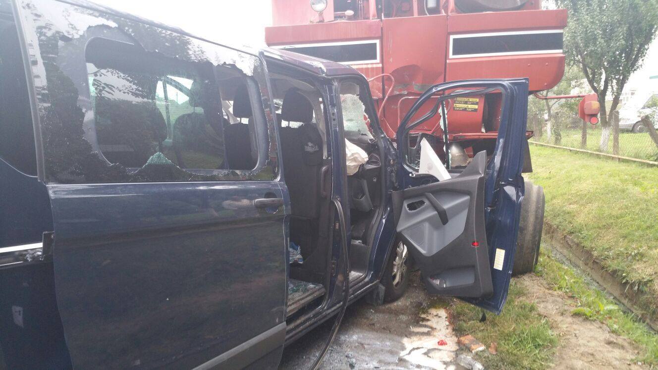Accident grav lângă Deva! Un microbuz s-a ciocnit de o combină agricolă FOTO