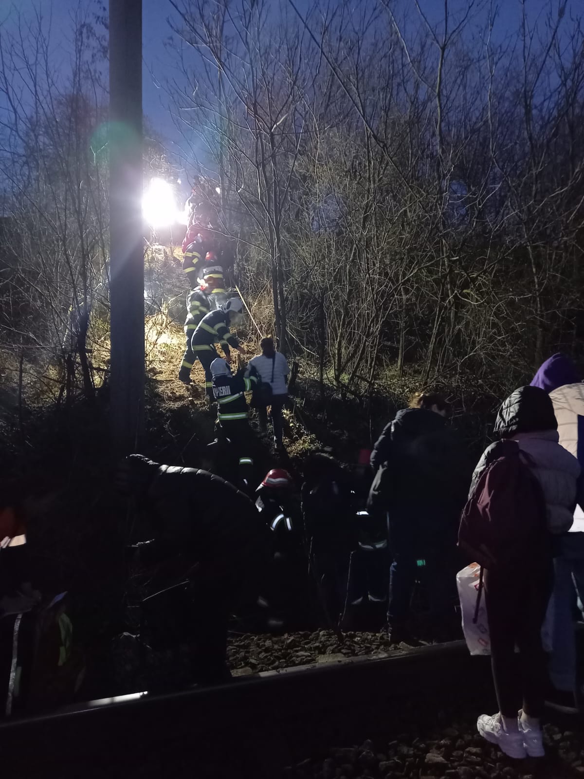 Incident feroviar în Teleorman: marfar încărcat cu mașini, lovit de un tren cu pasageri. Inițial, autoritățile au anunțat că marfarul a deraiat