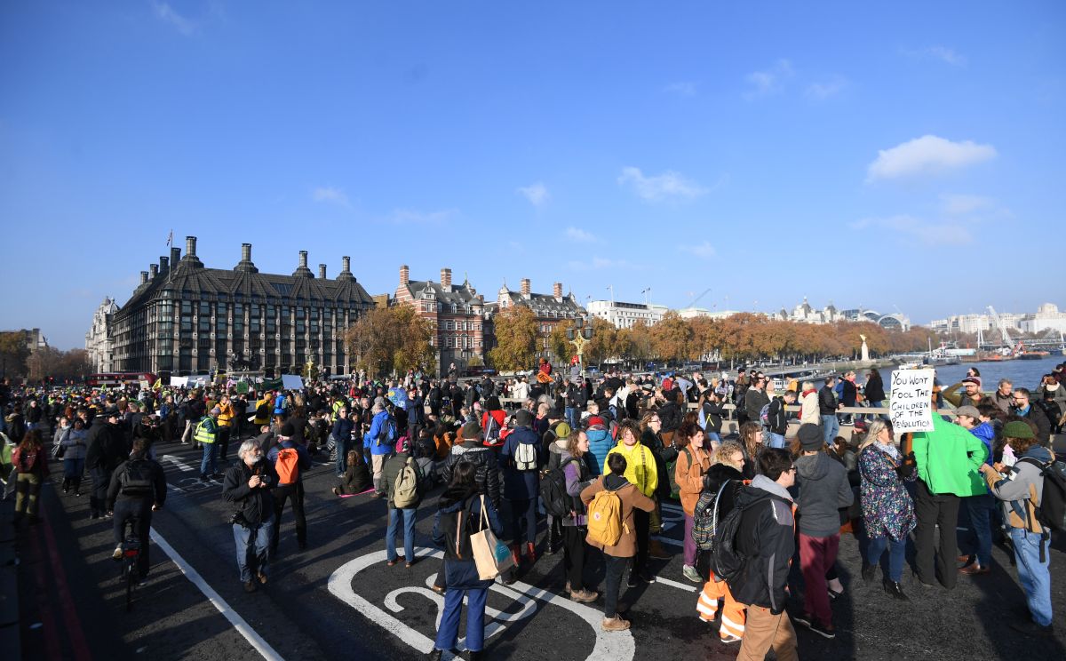 Cele mai mari proteste din Londra din ultimii ani. Zeci de oameni au fost arestați după ce au blocat podurile din metropolă