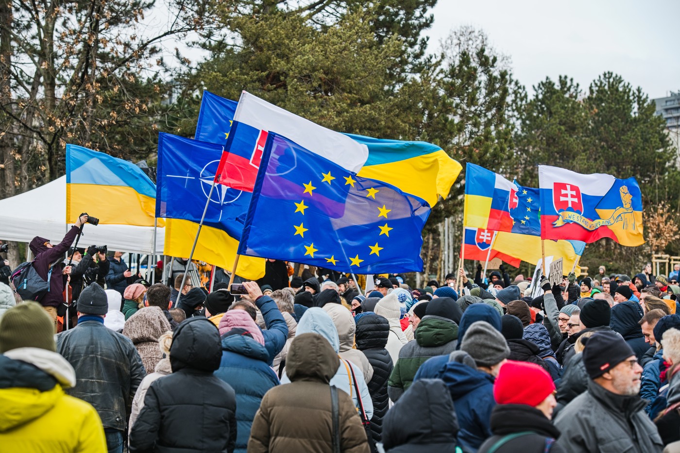 Mii de oameni au protestat în Bratislava, după ce premierul Robert Fico s-a întâlnit cu Vladimir Putin: „Gata cu Rusia”