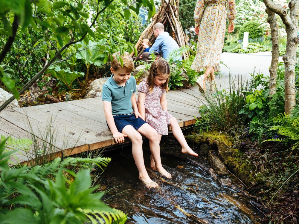 Kate Middleton, fotografii adorabile de familie în grădina pe care a decorat-o. Cum s-a distrat în natură Ducesa de Cambridge, alături de Prințul William și de cei trei copii / FOTO&VIDEO